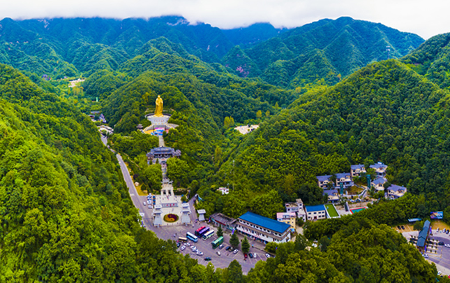 《青山環繞“不老君”》