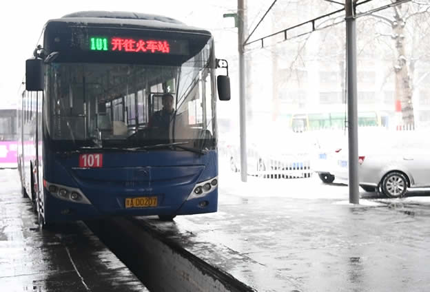 鄭州公交溫馨提示：雨雪天氣路面結冰，要做好做足防范措施。