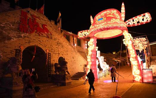 河南陜州地坑院流光溢彩迎新年