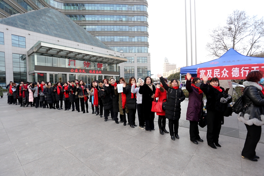 郑州：血液供应紧张 市民排队献血