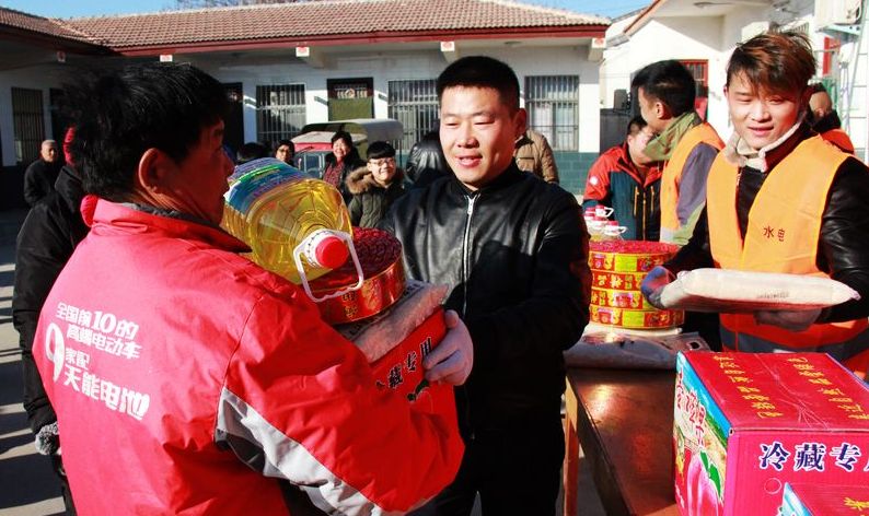 春节回乡献爱心