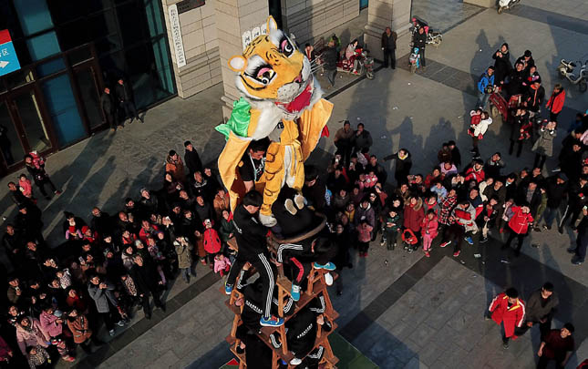 乡村舞虎闹新春