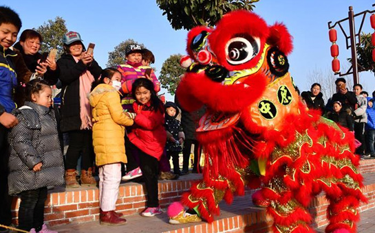 逛民俗庙会 过文化大年
