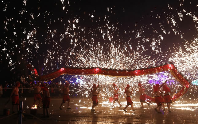 河南温县：铁花飞舞闹新春