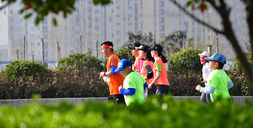 春光“郑”好 激情“开”跑