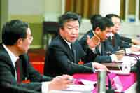 卢展工郭庚茂叶冬松等分别参加代表团讨论