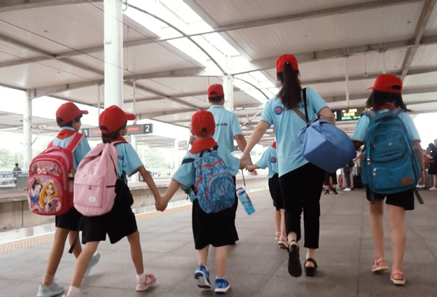 目前河南省贫困地区基础教育、特别是小学，与城市小学仍然存在一定差距。
