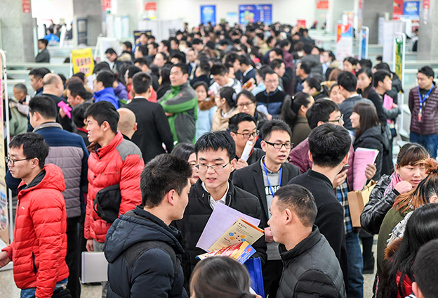 在郑州大都市区建设过程中，应该在政策、人才培养、城市规划、生态建设等方面有大规划。