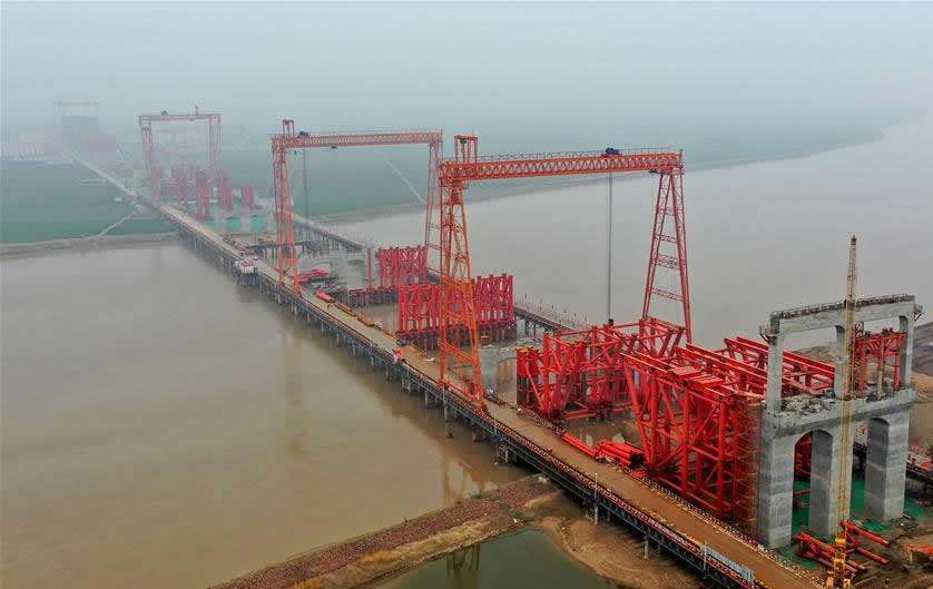 郑济高铁郑州黄河特大桥首件连续钢桁梁顺利架设