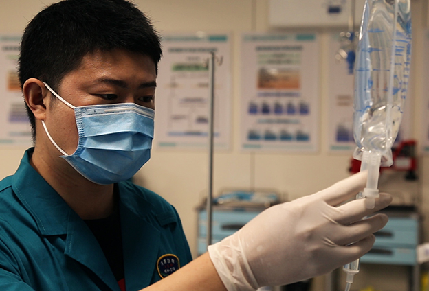 这几年孩子都是老人帮忙照顾的，以后我在家的时候，会尽可能地好好陪孩子，让他们在成长过程中不会感受到爸爸这个角色太过缺失。