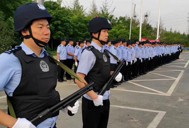 6月15日，市局组织一百多人的押解小组，将61名犯罪嫌疑人全部押解回郑。
