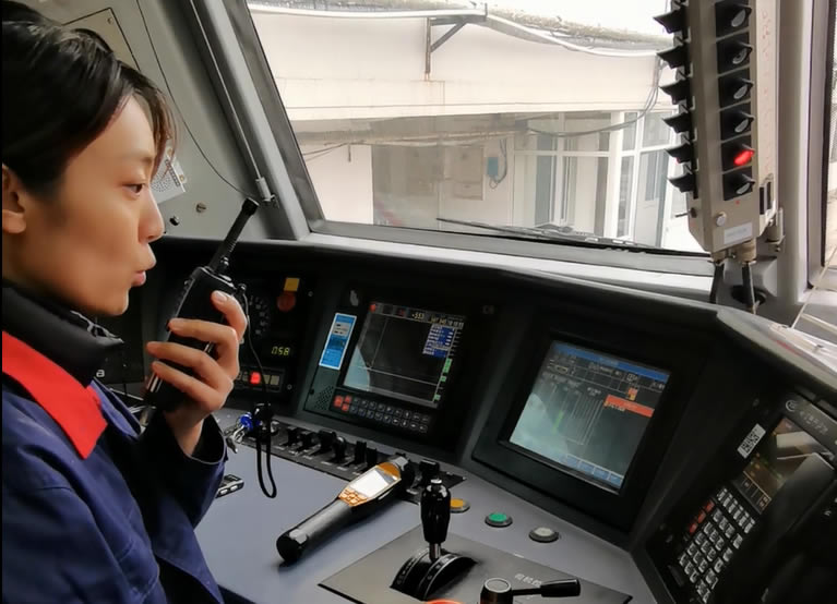 【春運直播視頻】鄭州電務段保機車“大腦”健康運作