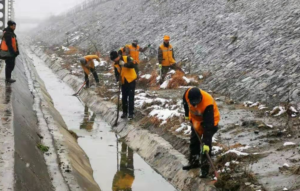 【春运直播视频】雨雪中的护航