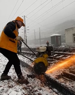 【春运直播视频】铁路养路工为春运养护安全路