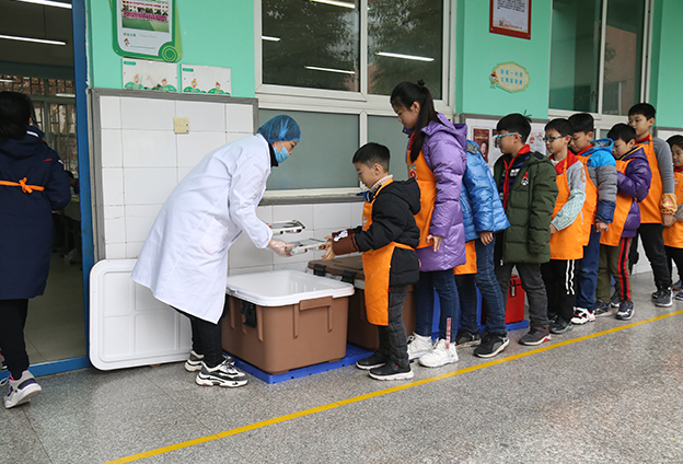 校内厨房面积的有效减少和充分利用、餐厨人员的有效精简、餐厨垃圾的大量减少、盒餐到班的供餐模式，切实保障了学校、教师更多的精力用于教育教学工作。