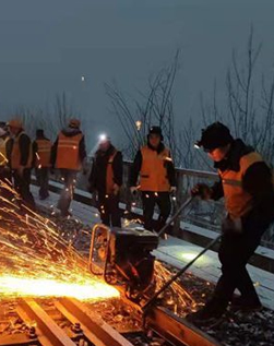 【春運直播視頻】頂風冒雪更換重傷鋼軌保安全