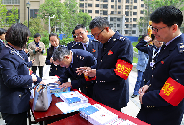 我们立足全省经济社会发展大局，深入推进“放管服”改革，连续第6年开展便民办税春风行动。