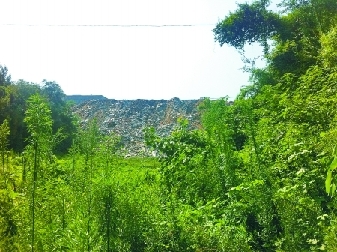 樱桃沟景区附近垃圾山越来越大 多部门未能阻