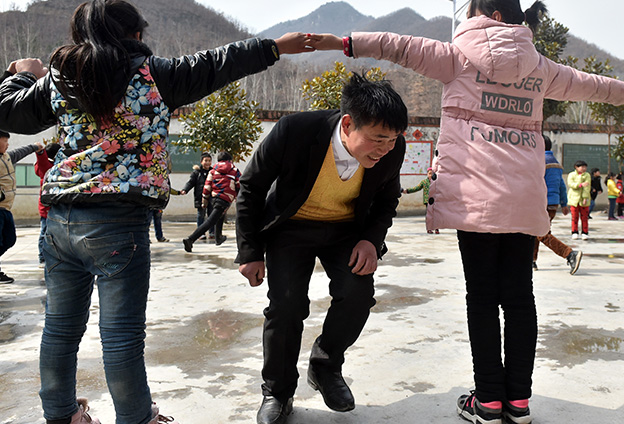 如果要用三個詞語形容老師，我覺得是：勤勤懇懇、兢兢業業、孜孜不倦。