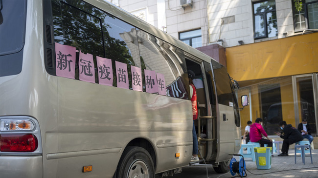河南郑州：新冠疫苗接种车助力疫情防控