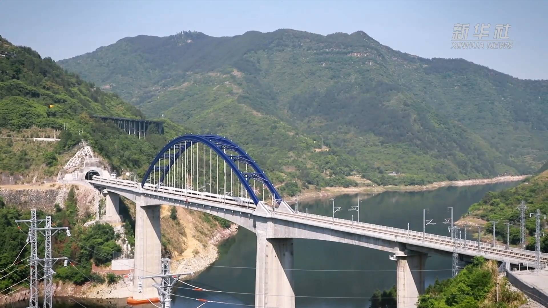 坐上郑渝高铁看不一样的三峡