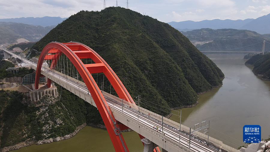 “地铁”式高铁从深山驶来