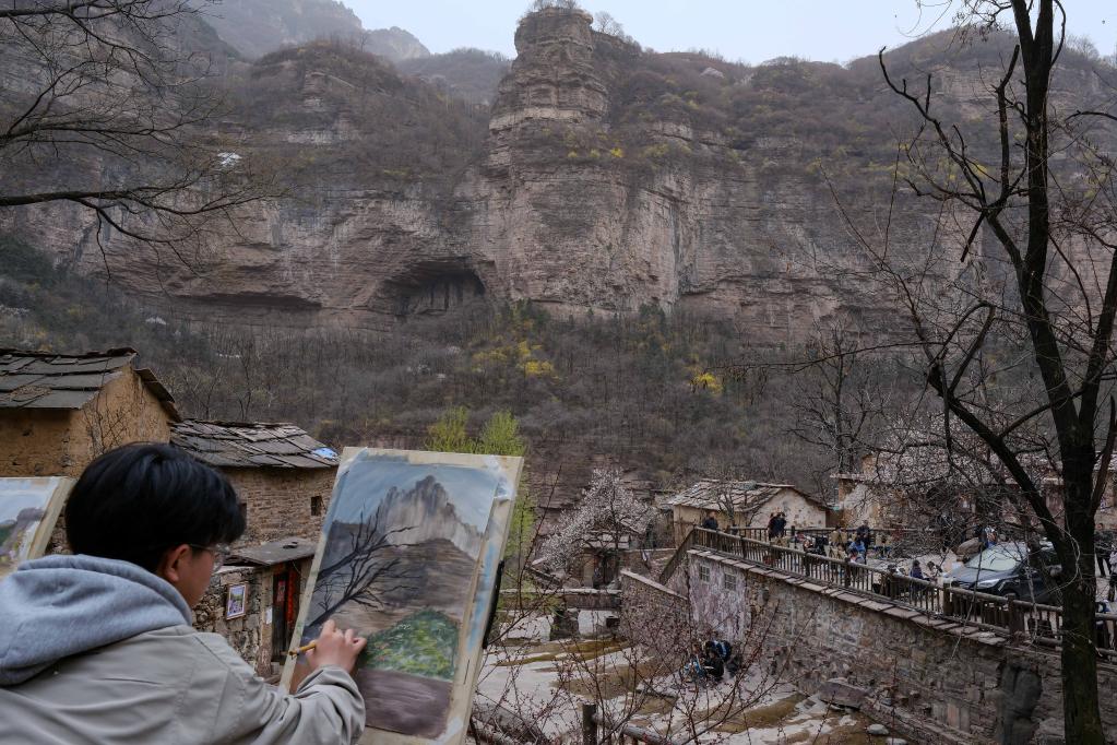 河南林州：“画家村”描绘乡村振兴新画卷