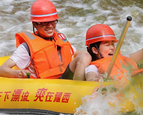豫西大峡谷举行第七届双胞胎漂流大赛