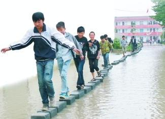 商丘一中学校园大雨后成泽国 学生上学“赛八仙”