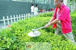 郑州老人发明花木修剪神器 无噪音不震手不烧油