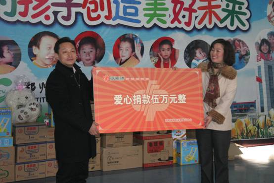 河南省福彩中心主任李云昆（左）慰问郑州市儿童福利院