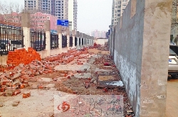 郑州德亿时代城小区拆围墙建商铺 物业忙“致富”