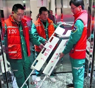 郑州多数小区电梯难容急救担架 病人只能被抬下楼